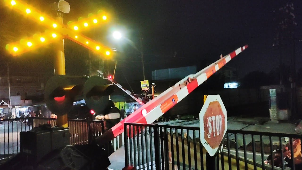 Railroad Crossing Indonesia | Kereta Babaranjang Panjang