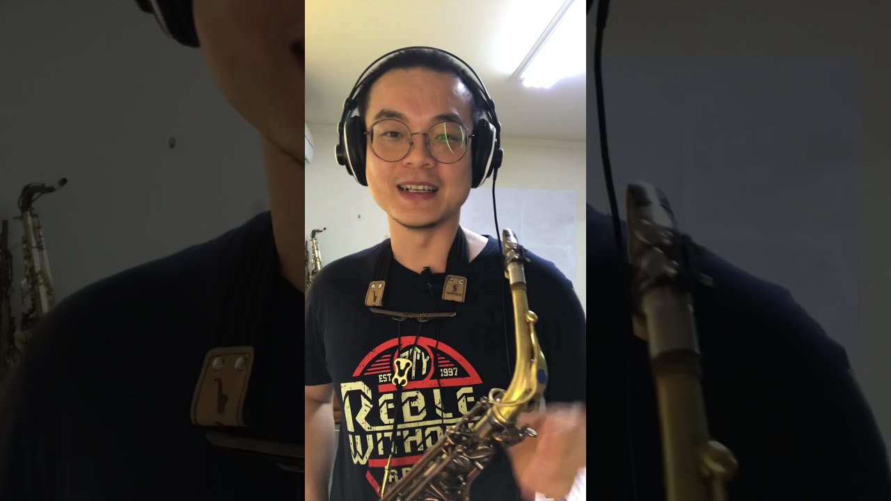 薩克斯風基礎教學：樂器拿法，咬吹嘴的位置