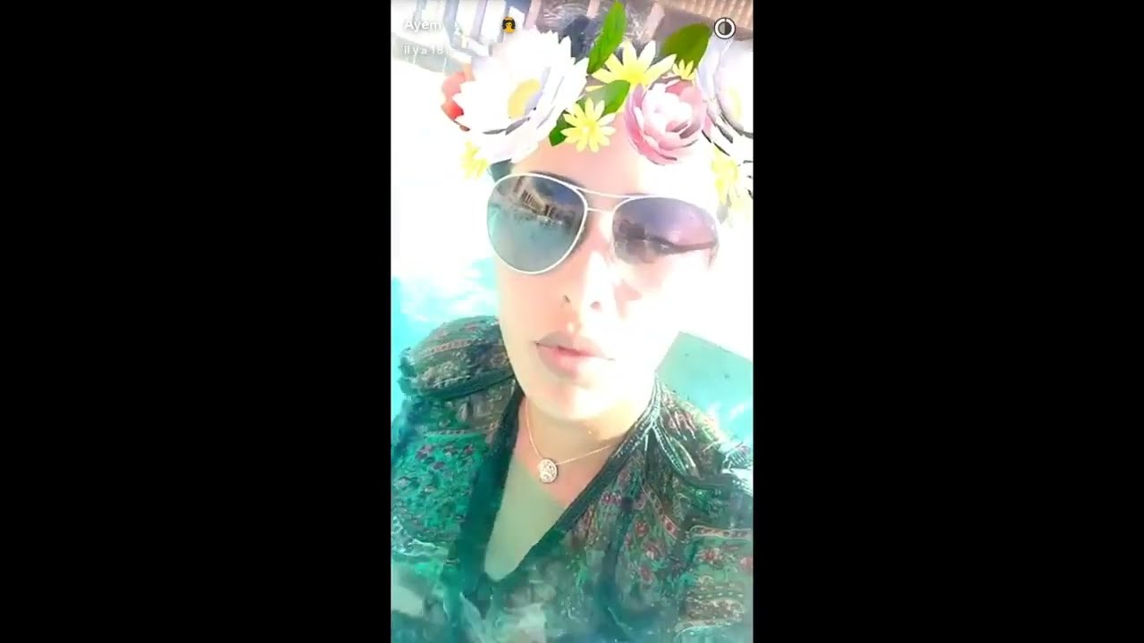 Ayem Nour en robe verte dans la piscine