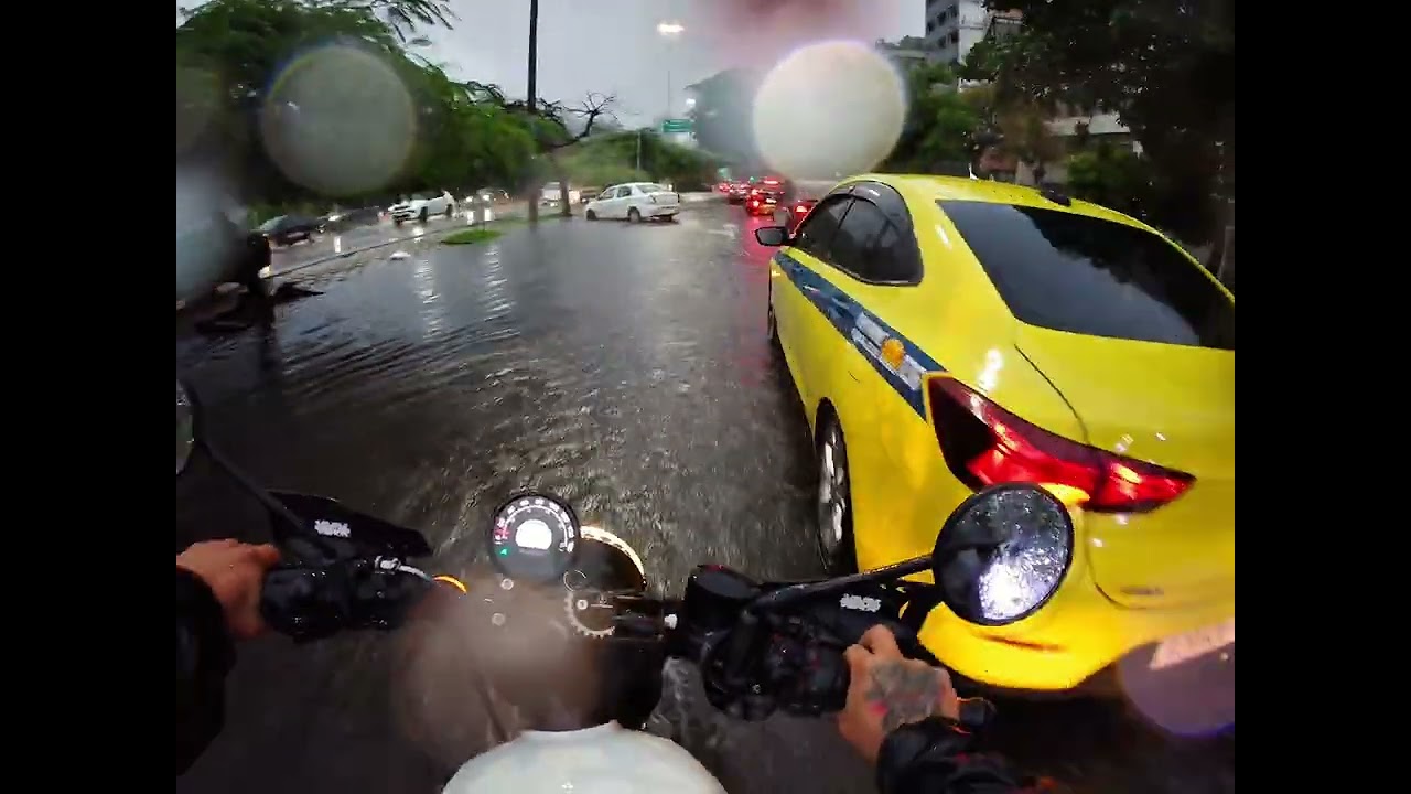 O RIO DE JANEIRO ESTÁ ALAGADO! Rolé de Hunter 350cc em Meio ao Caos | GoPro 4K POV