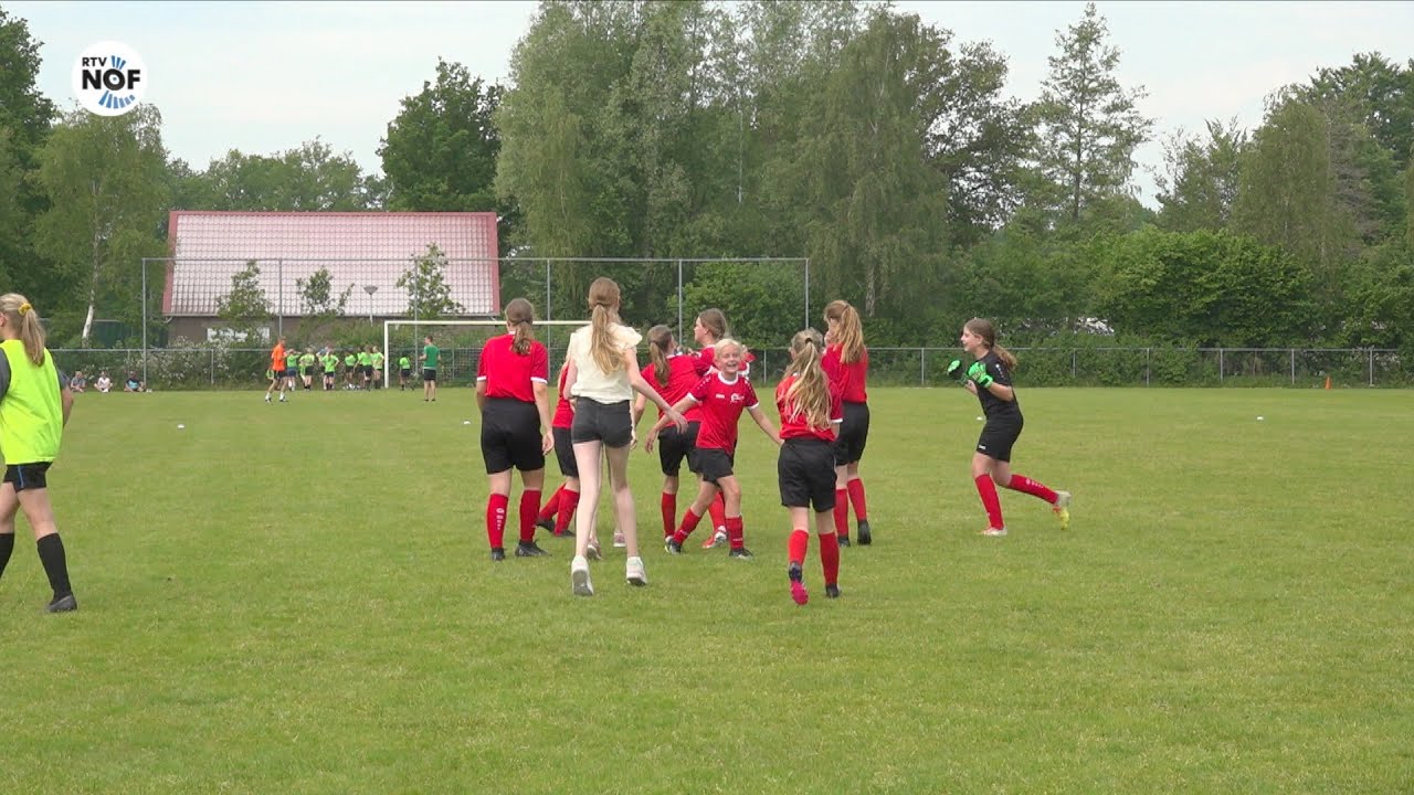 Meisjes van CBS De Wynroas strijden op de regionale schoolvoetbal finale