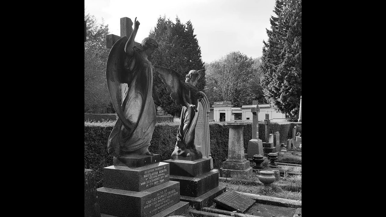 ARNOS VALE CEMETERY BRISTOL WITH WAR MEMORIAL