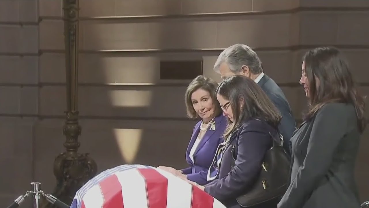Family and friends file through San Francisco City Hall to pay tribute to late Sen. Dianne Feinstein