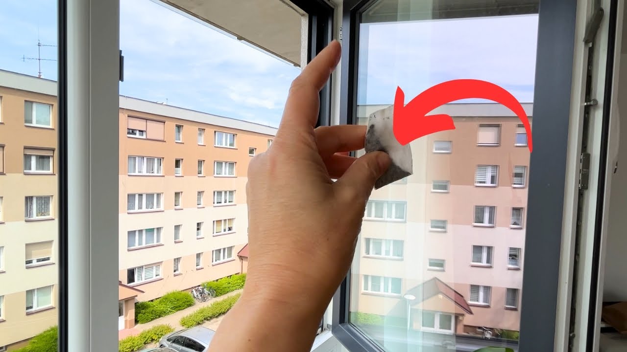 Ta mała torebeczka wystarczy do umycia okna bez smug