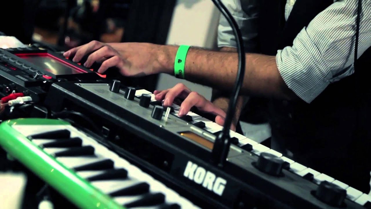 Tus sentidos son un Motín (En vivo Pálpitos) - Globos de Aire