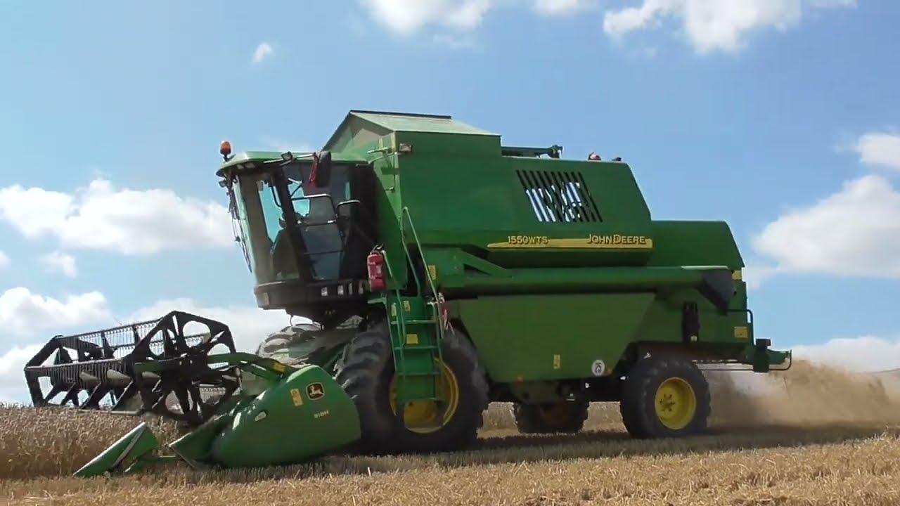 JOHN DEERE 1550 WTS podczas zbioru  Pszenicy.