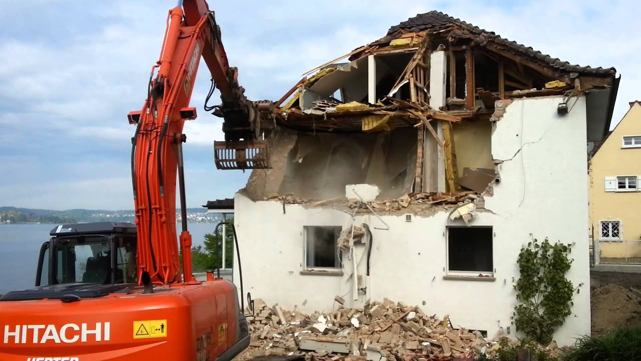 Sachen gibt's: Bagger zerst&ouml;rt Haus
