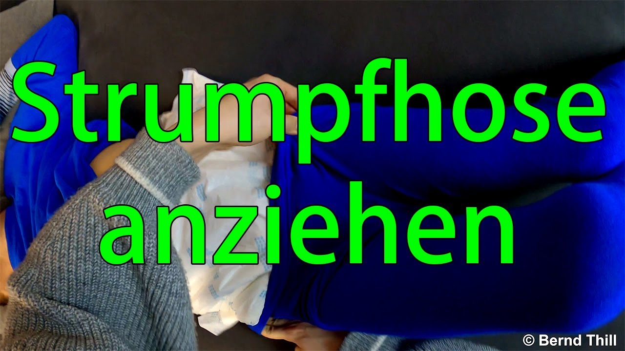 Strumpfhose anziehen im Bett -  Mann liegend eine Strumpfhose anziehen