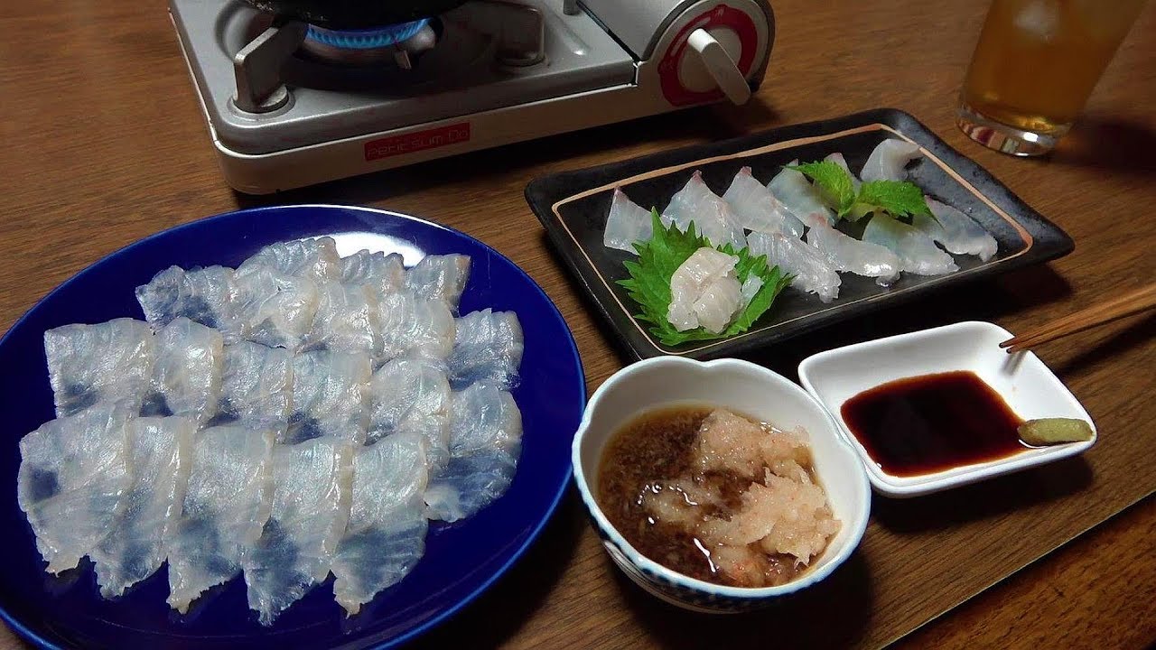獲ったキジハタを食べる