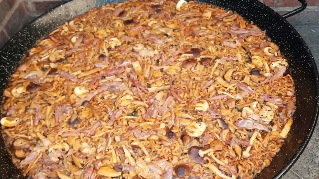 Fideuá de setas, pato confitado y foie.