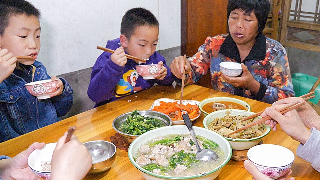 媳婦今天做啥美食，孩子全程吃不停，看餓了 | Meatball soup. Kids eat it all the time. Delicious