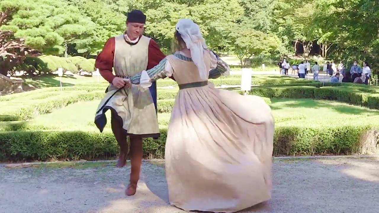 Medieval Dance in a Renaissance Garden! // Rostiboli Gioioso in Due