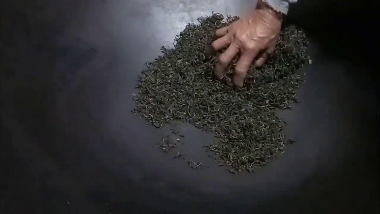 手工制作茶葉的過程，經過4個多小時的制作，全屋都是茶香