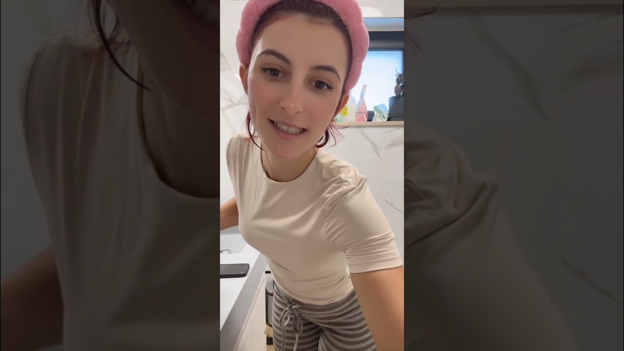 Ruivinha muito linda passando creme no rosto e arrumando o cabelo - Part 3/4 🔥🔥🔥