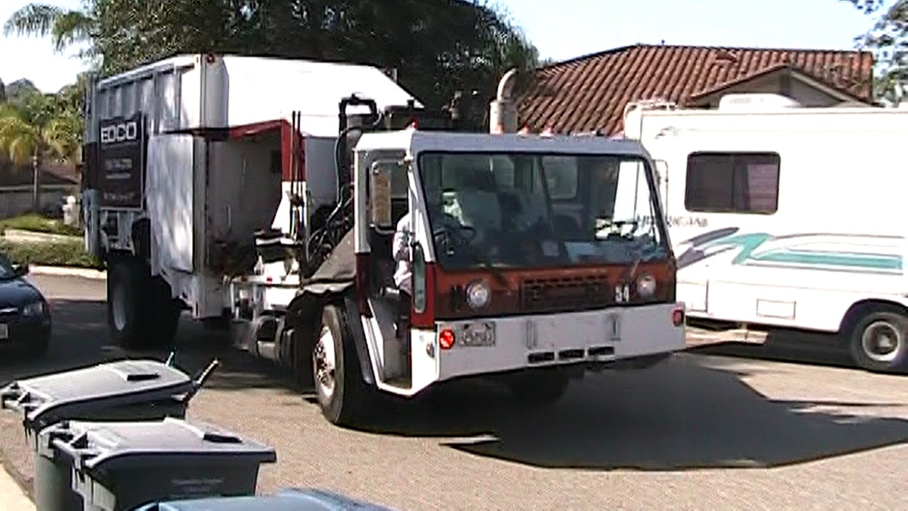 1985 CCC • E-Z Pack Manual Side Loader Tackling Yard Waste