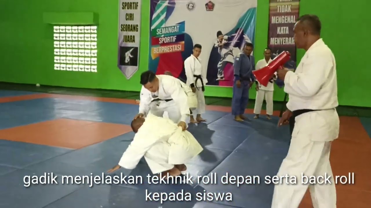 pengenalan sikap duduk, berdiri, hormat dan roll depan serta back roll bagi siswa AK-50 Spn Bali