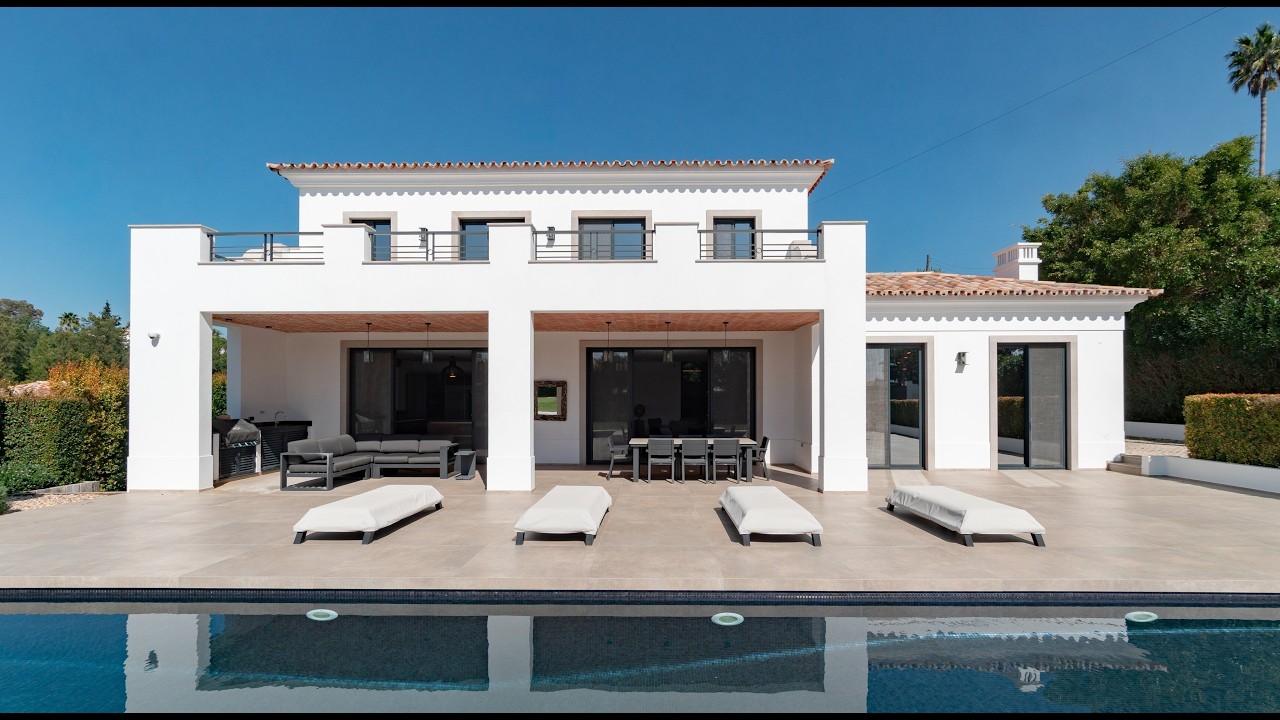 Casa Hoffman | Modern 4-Bedroom Villa with Saltwater Pool & Prime Location | Sítio dos Quartos