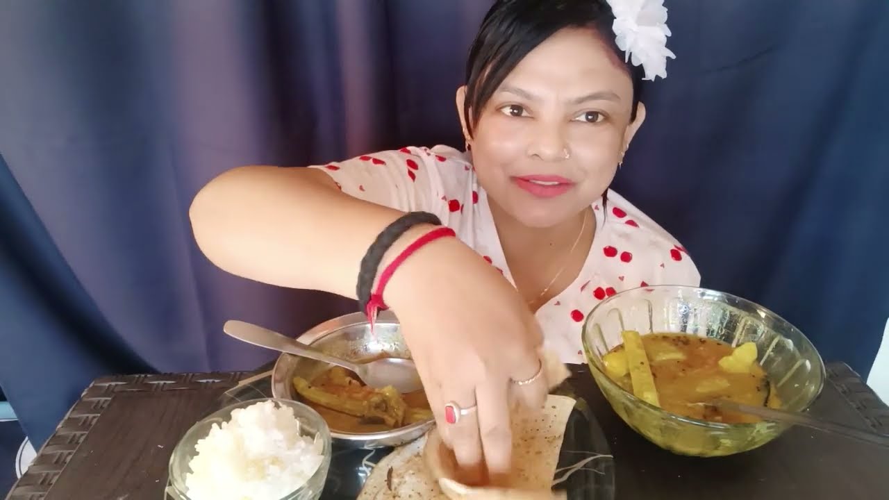 Eating Sambar Dosh Nariyal ki chatni 