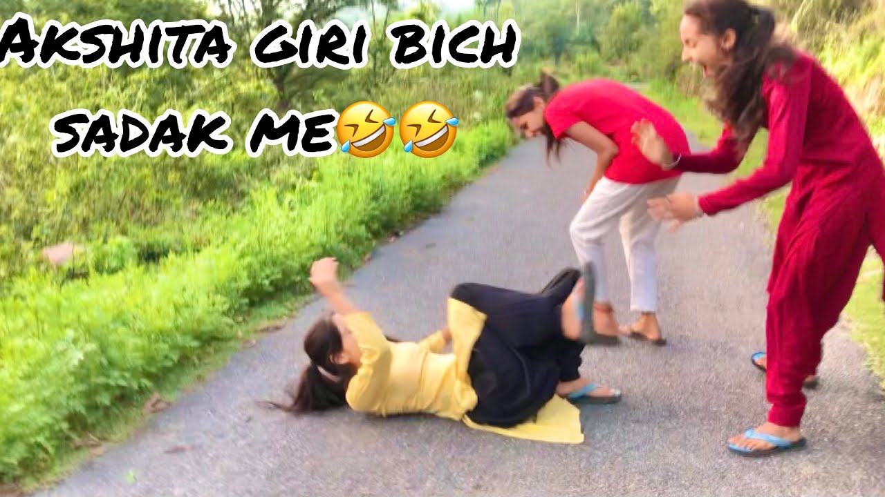 Akshita giri bich sadak me😪😂 new vlog | Akshita Khera | Kangra Girls | shreya Deeksha |