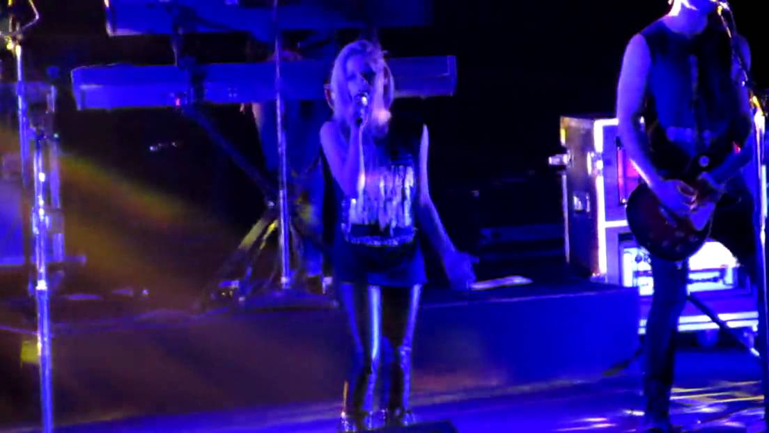 Avril Lavigne - Hush Hush (Live)