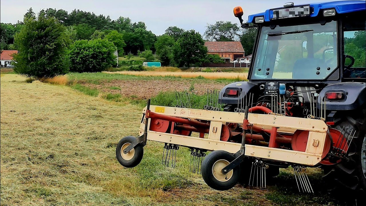 Solis 50 Traktor mit Heu Bandwender
