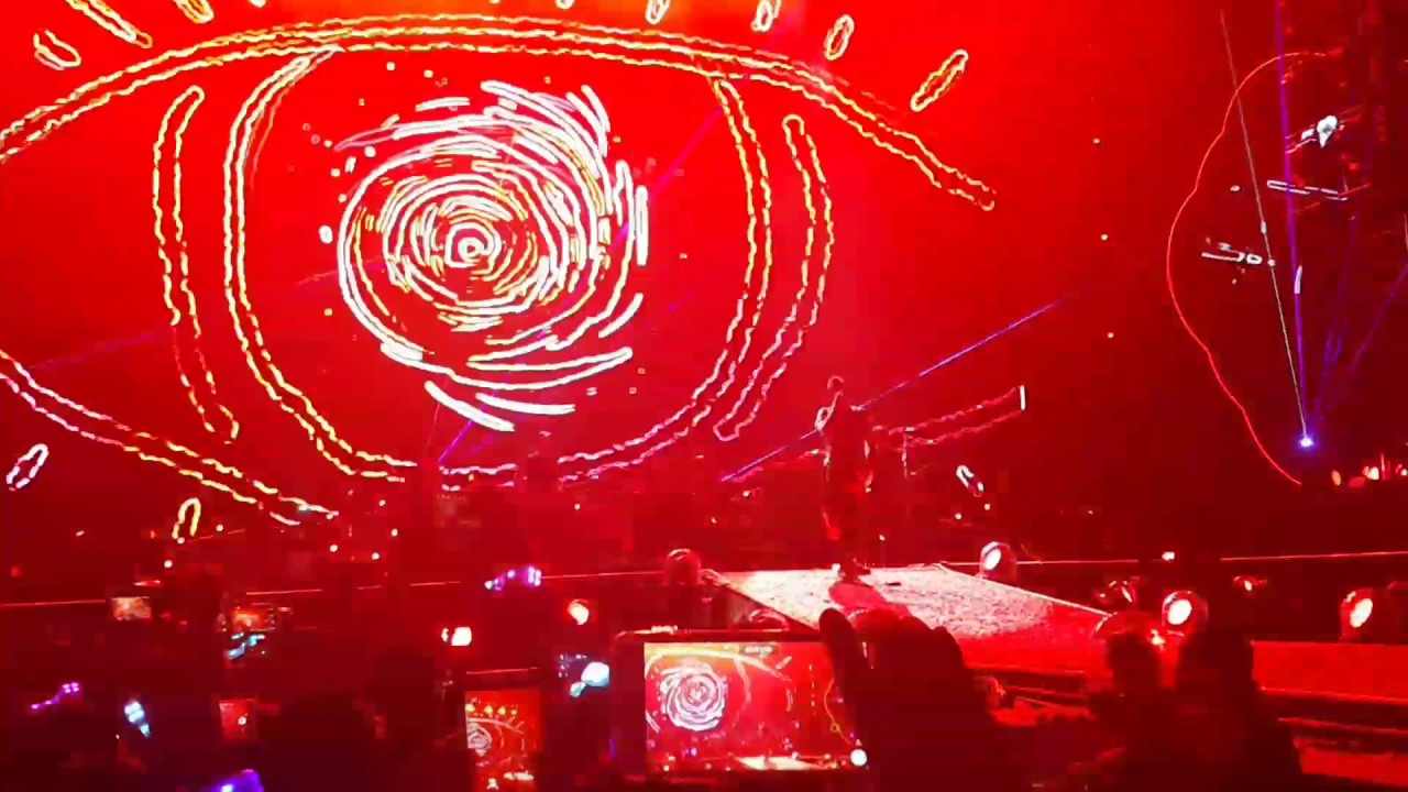 Coldplay - Something Just Like This live debut (Singapore 2017)