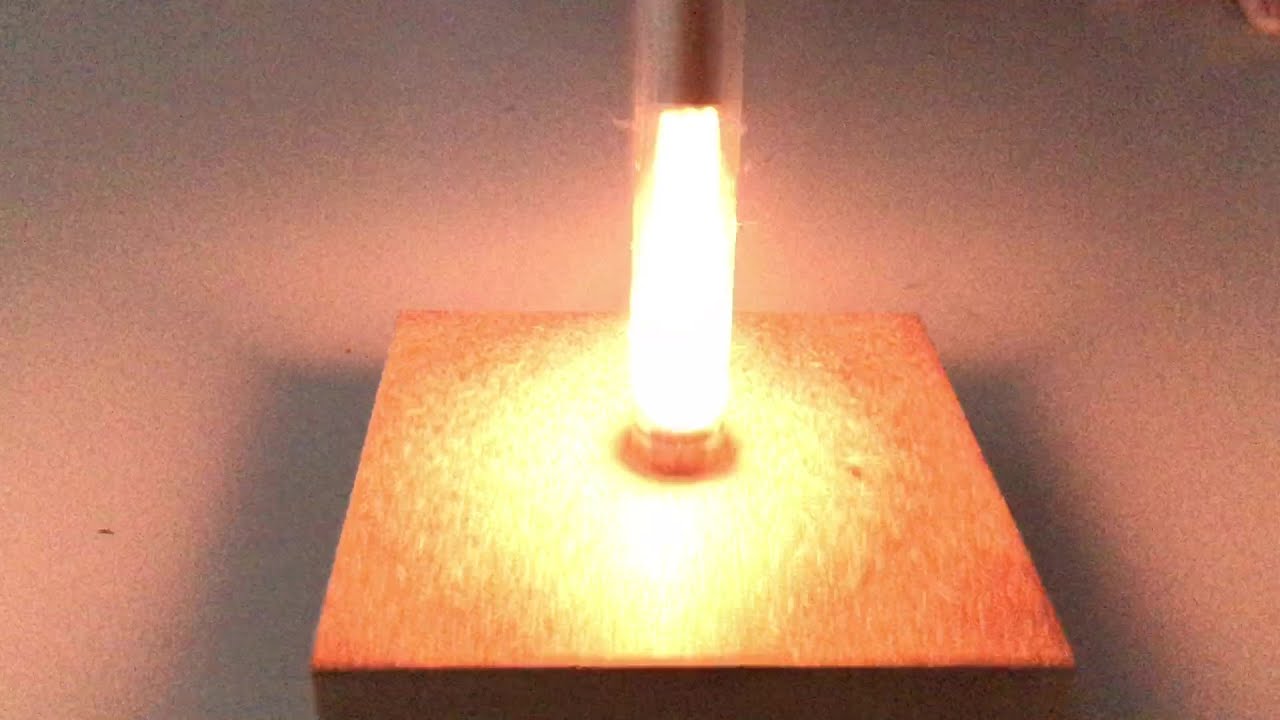 Pneumatisches Feuerzeug, auch Feuerpumpe genannt. Demonstrationsexperiment zur Kompressionswärme.