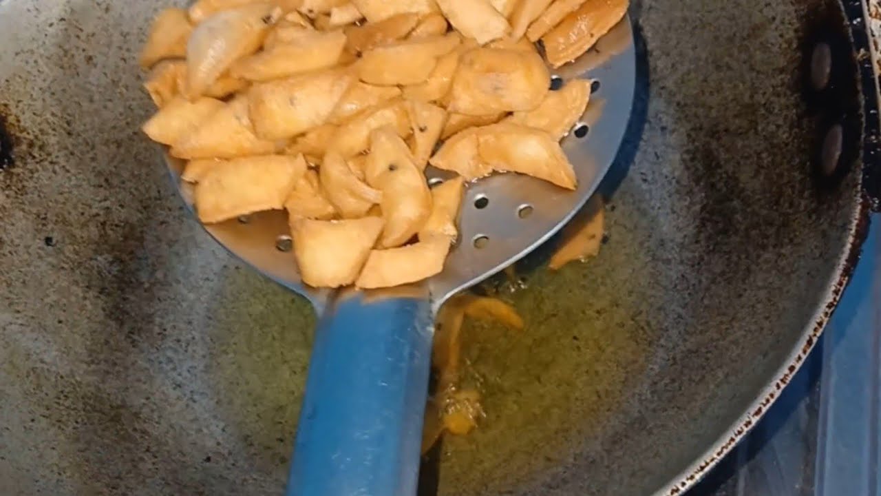 Makar Sankranti mein banne wala kutkuti naamkeen banake aur khakar dekheye 