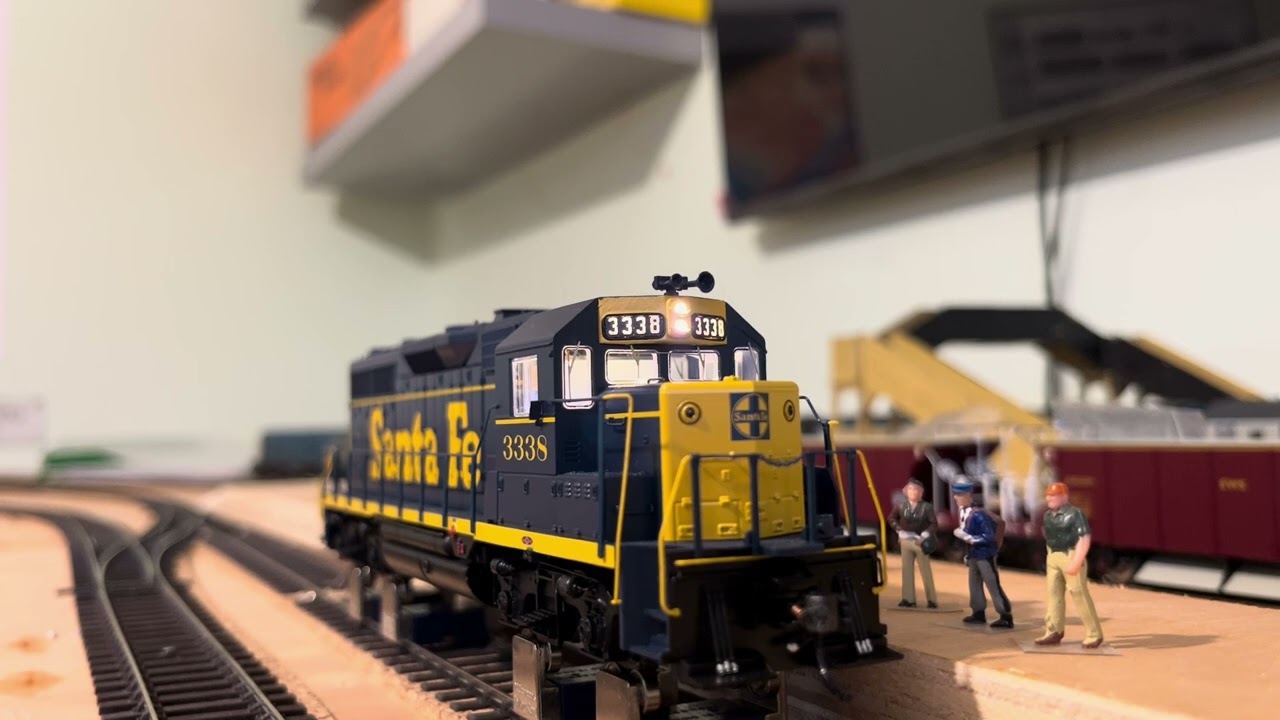 EMD GP35 Broadway Ltd function demo