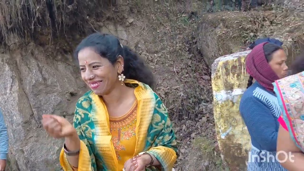 दुल्हन  दुलहा  द्वारा   पानी  के धारे  की  पूजा
