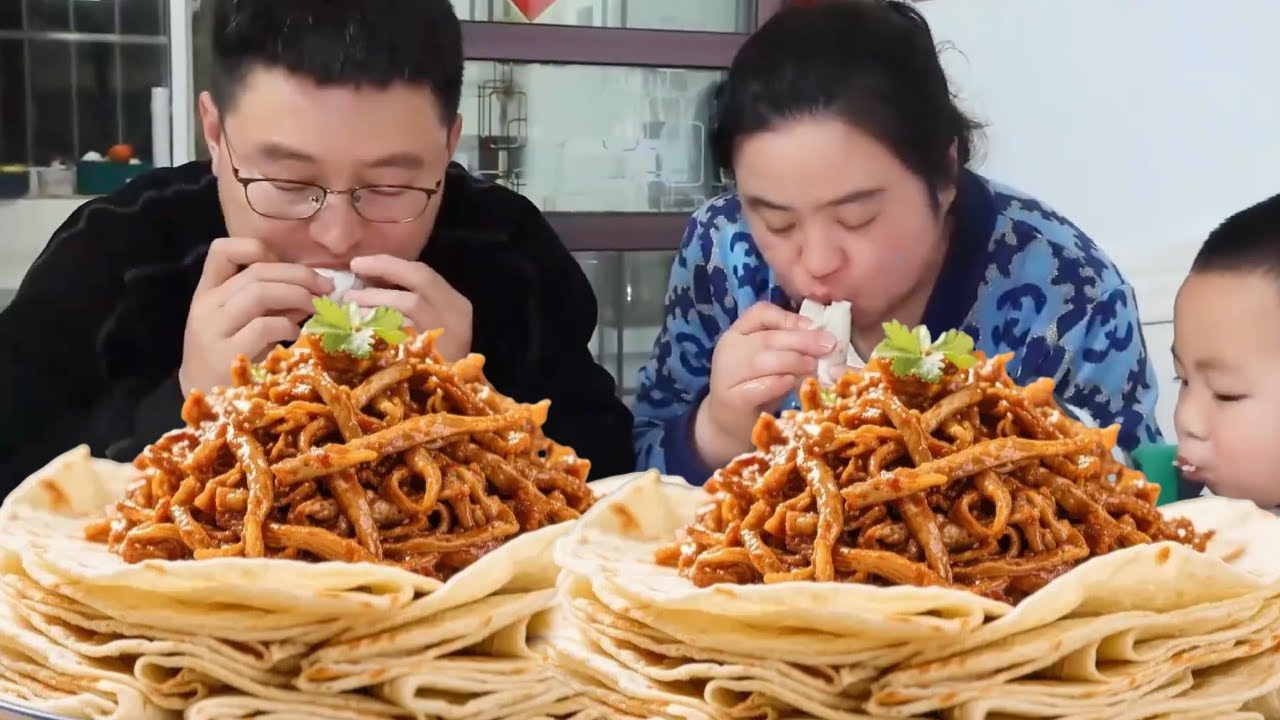 丹丹在家做京酱肉丝，用摊好的春饼卷上肉丝和小配菜，婆婆吃得满脸满足！【胖手手丹丹】