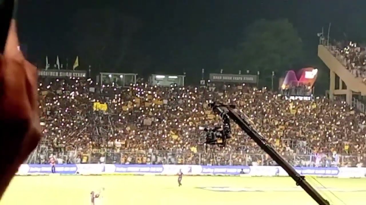 EDEN GARDENS GETS CRAZY WHEN M.S.DHONI ENTERS THE FIELD || KKR VS CSK