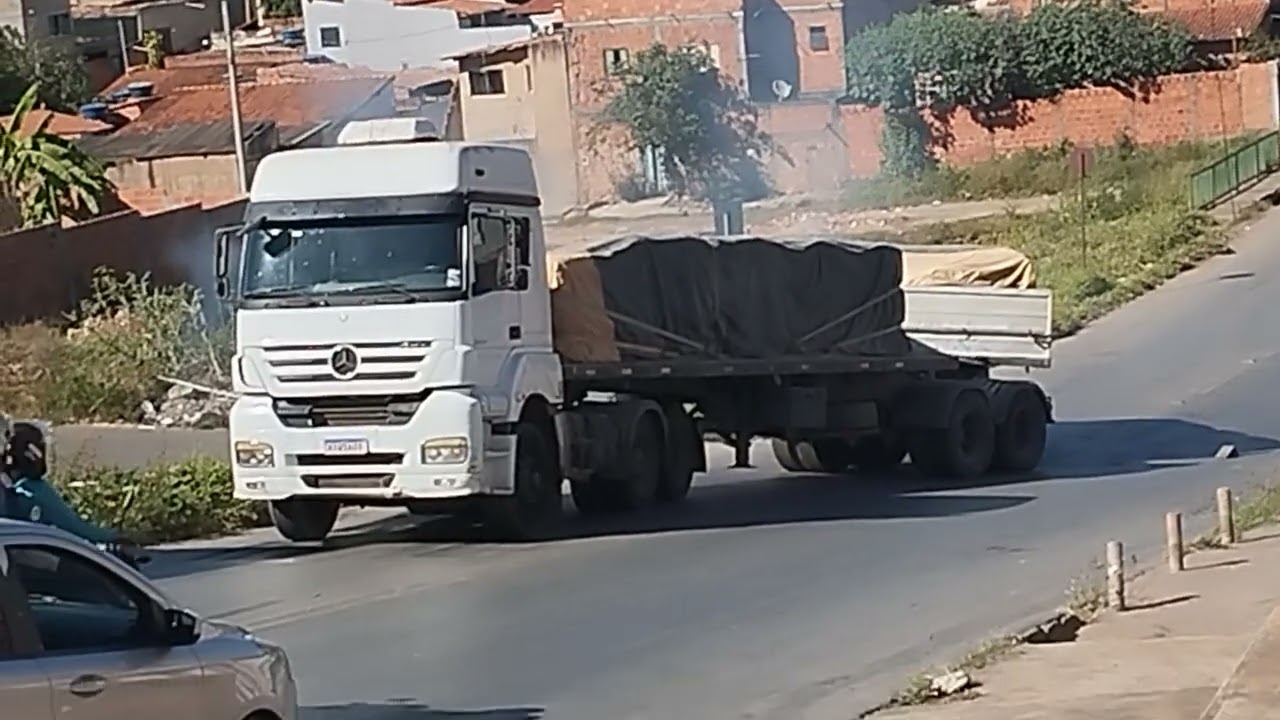 CARRETA QUASE VIRA NA LADEIRA - MOTORISTA MOSTRA HABILIDADE INCRÍVEL