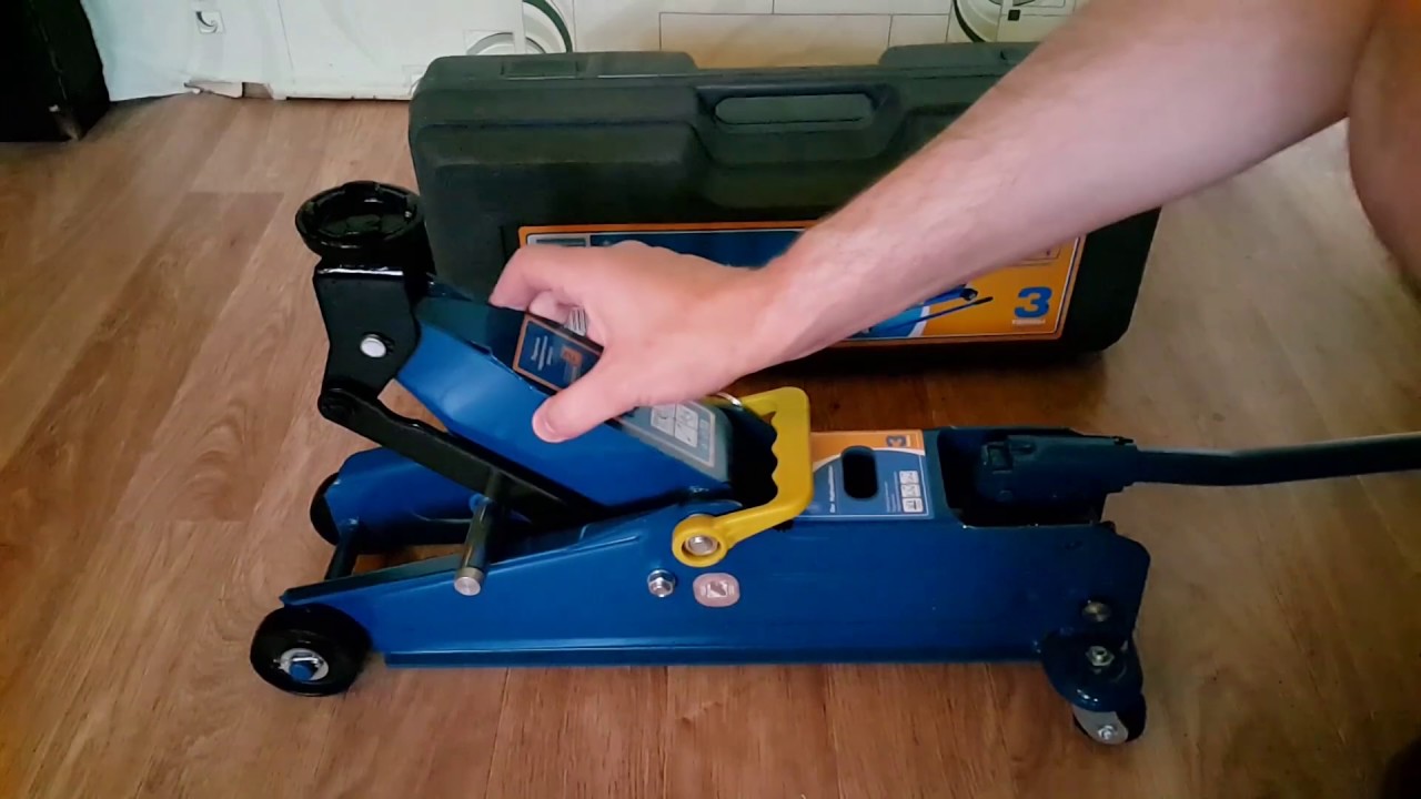 Домкрат Подкатной KRAFT КТ 820005 (Подъём 3 Тонны; В Кейсе)