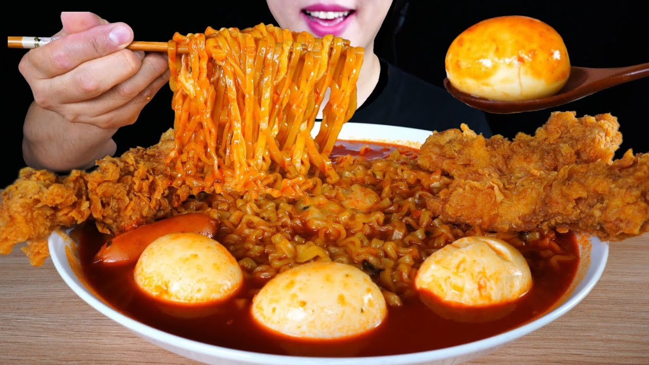 ASMR 반숙계란 마늘 불닭볶음탕면 먹방! kfc 치킨 꿀조합| Soupy Fire Noodles with Soft Boiled Eggs | Eating Sounds Mukbang