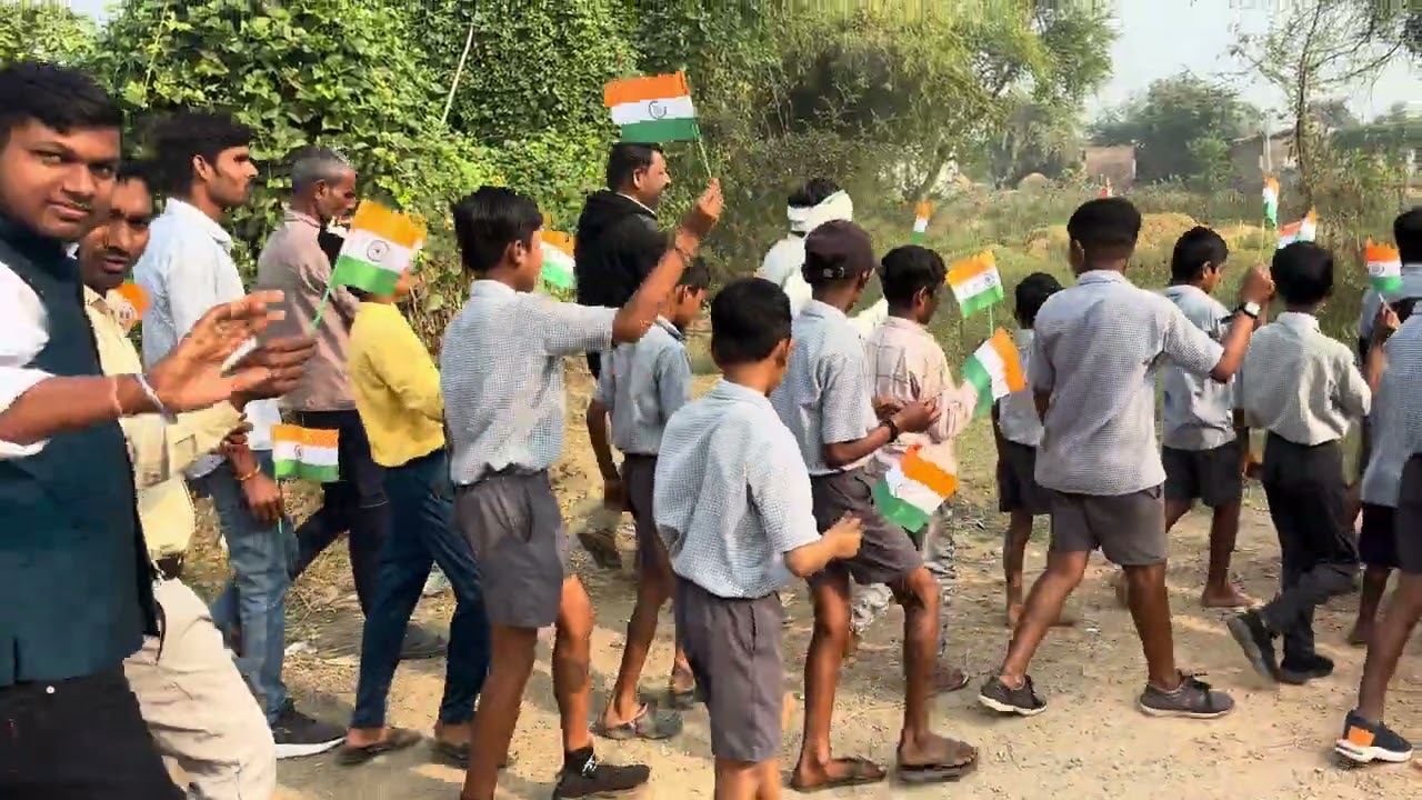 ग्राम निपनिया में 77 वे गणतंत्र दिवस के अवसर पर स्कूल के  बच्चों  को  गाँव के गली गली घुमाया❕जय हिंद
