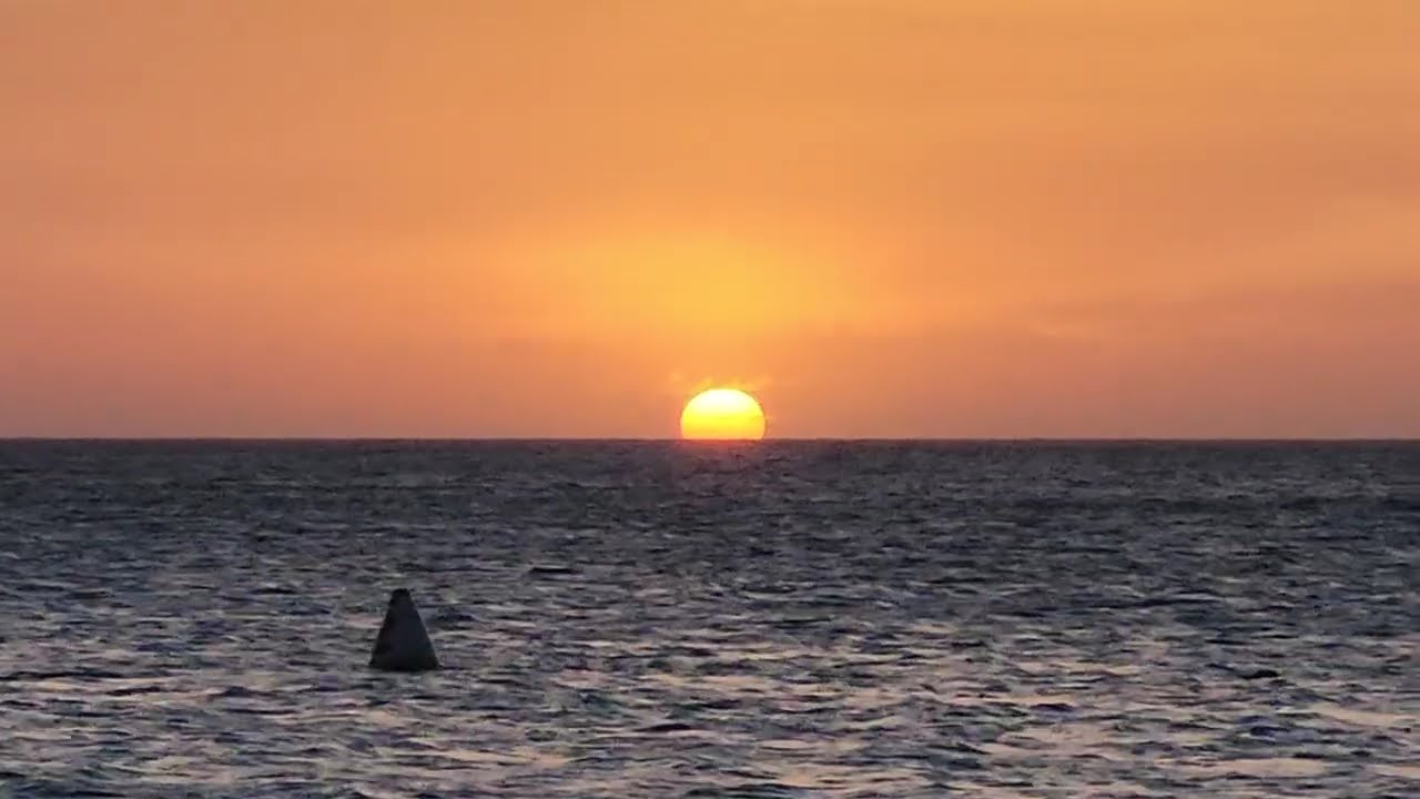 Sunset at Eagle Beach, Aruba　水平線に沈む夕日
