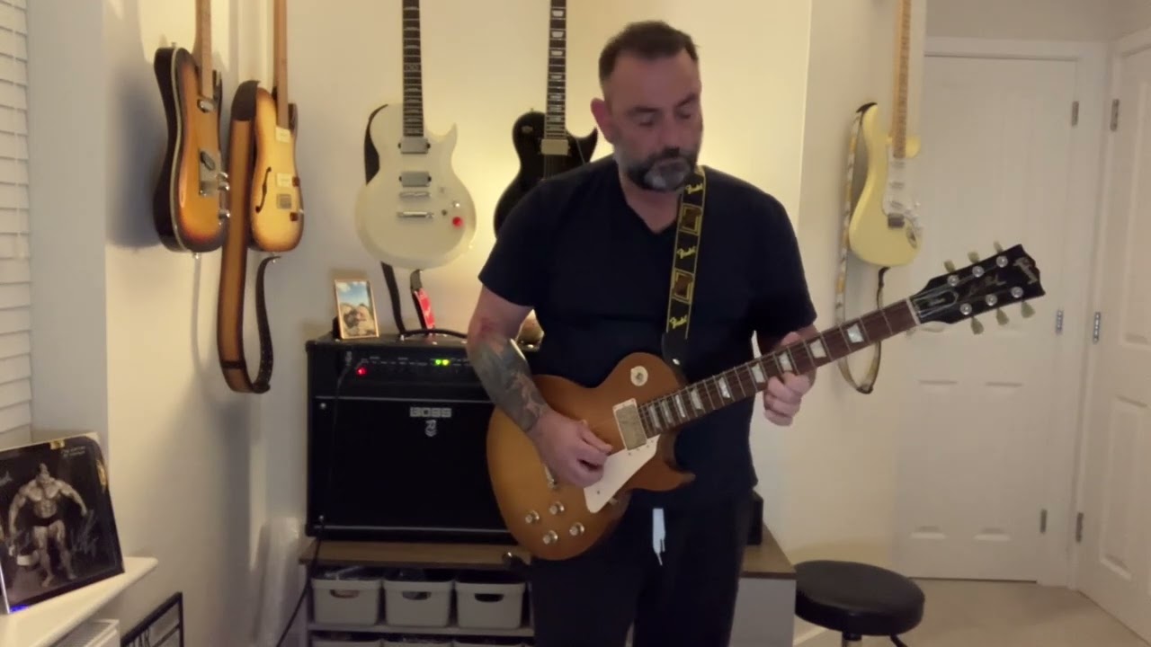 Gibson Les Paul Tribute, first stood up play (tricky for me). Luckily a detached house 🙈🤣