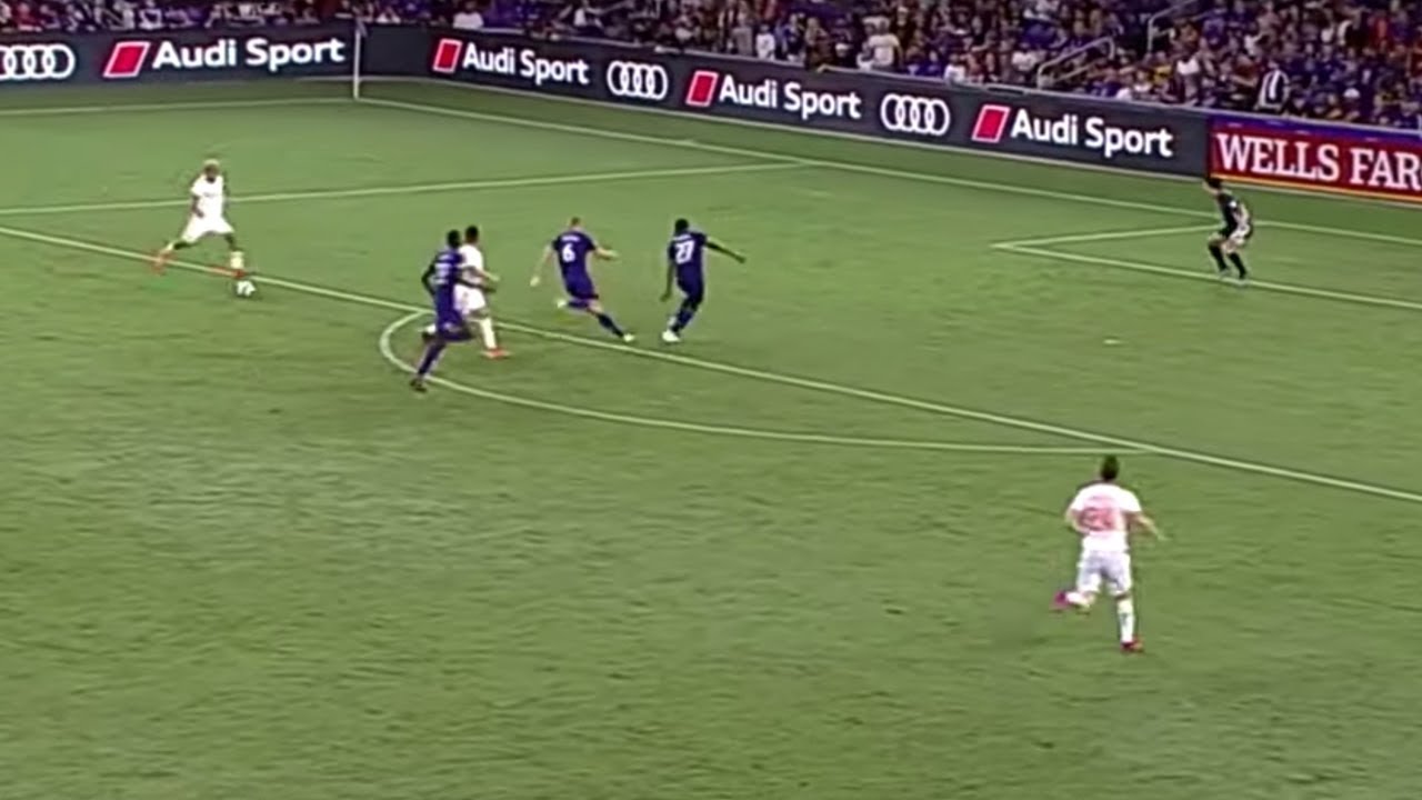 Josef Martinez curls it in to score for a record breaking 12th GAME IN A ROW!
