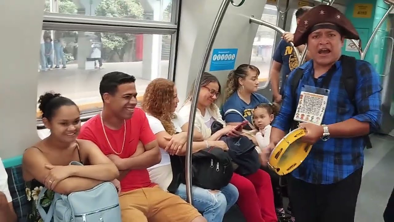 INCRÍVEL REPENTISTA SOZINHO ARRANCA RISADAS E APLAUSOS DOS PASSAGEIROS NO TREM MATUTO EMBOLADOR 