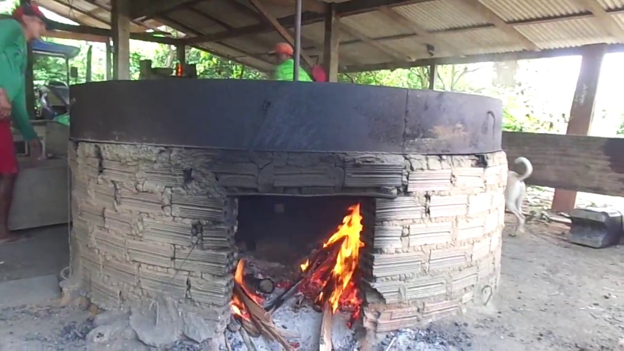 Forno eletrico artesanal  torrando farinha .