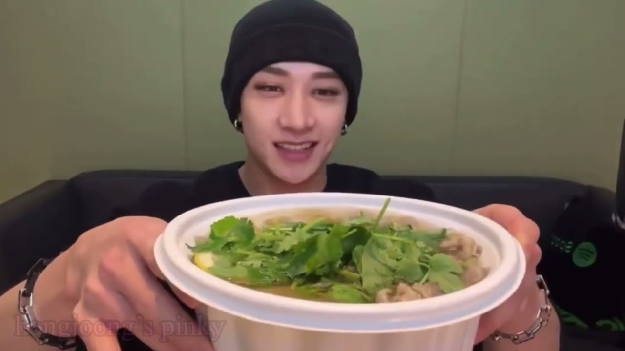 Chan feels like shіt, so he enjoys some pho and watches skz unveil videos 丨ep.177 pt.1