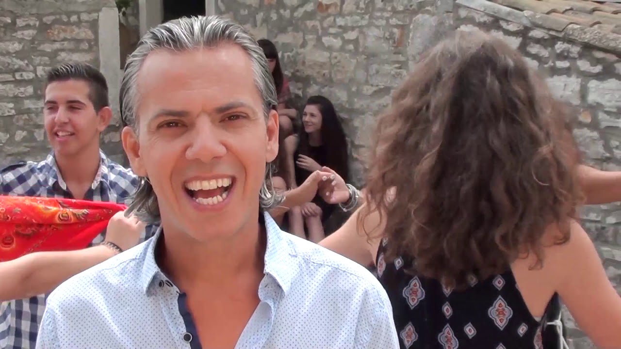Με το κόκκινο μαντήλι - Γιώργος & Γιάννης Σκολαρίκης | Official Video Clip HD