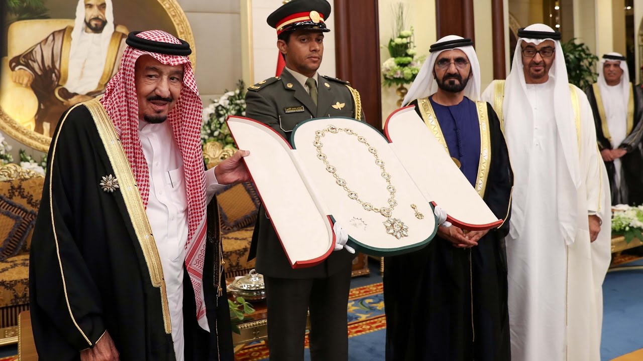 بحضور محمد بن راشد.. محمد بن زايد يمنح خادم الحرمين الشريفين وسام زايد