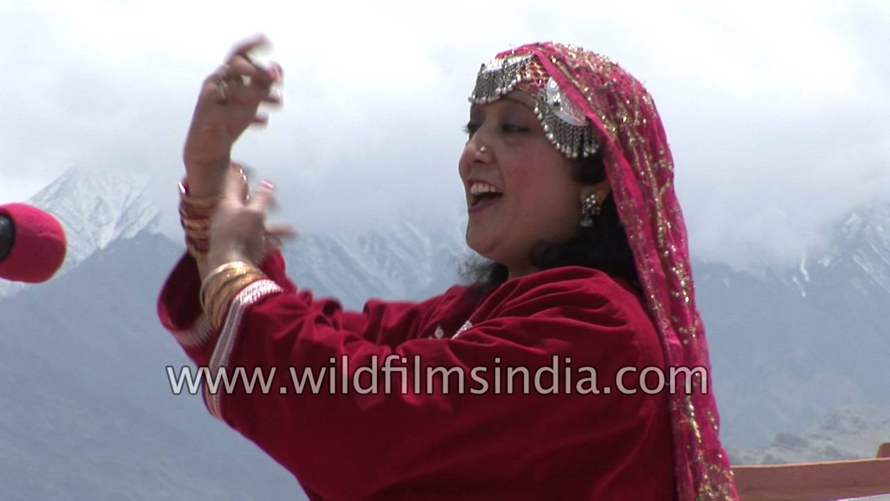 Kashmiri woman sings melodious Ladakhi song