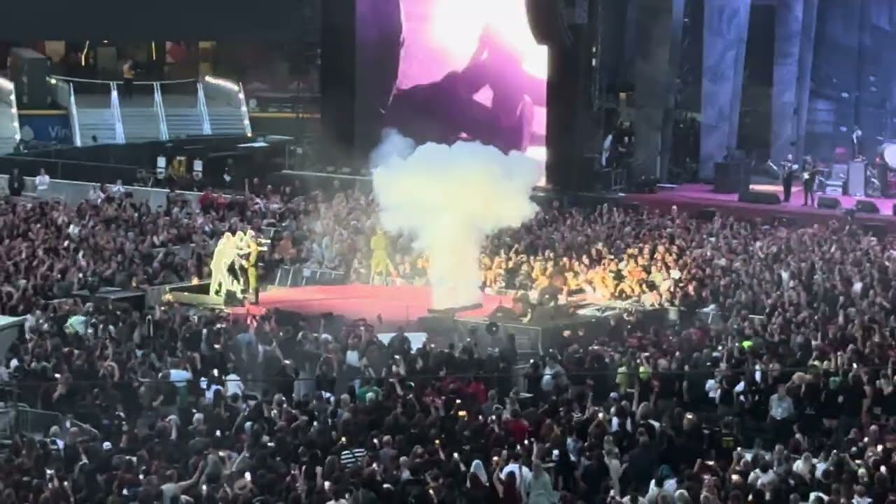 My Chemical Romance проведут предвыборный концерт в T-Mobile Park в Сиэтле, штат Вашингтон, 11 ию...