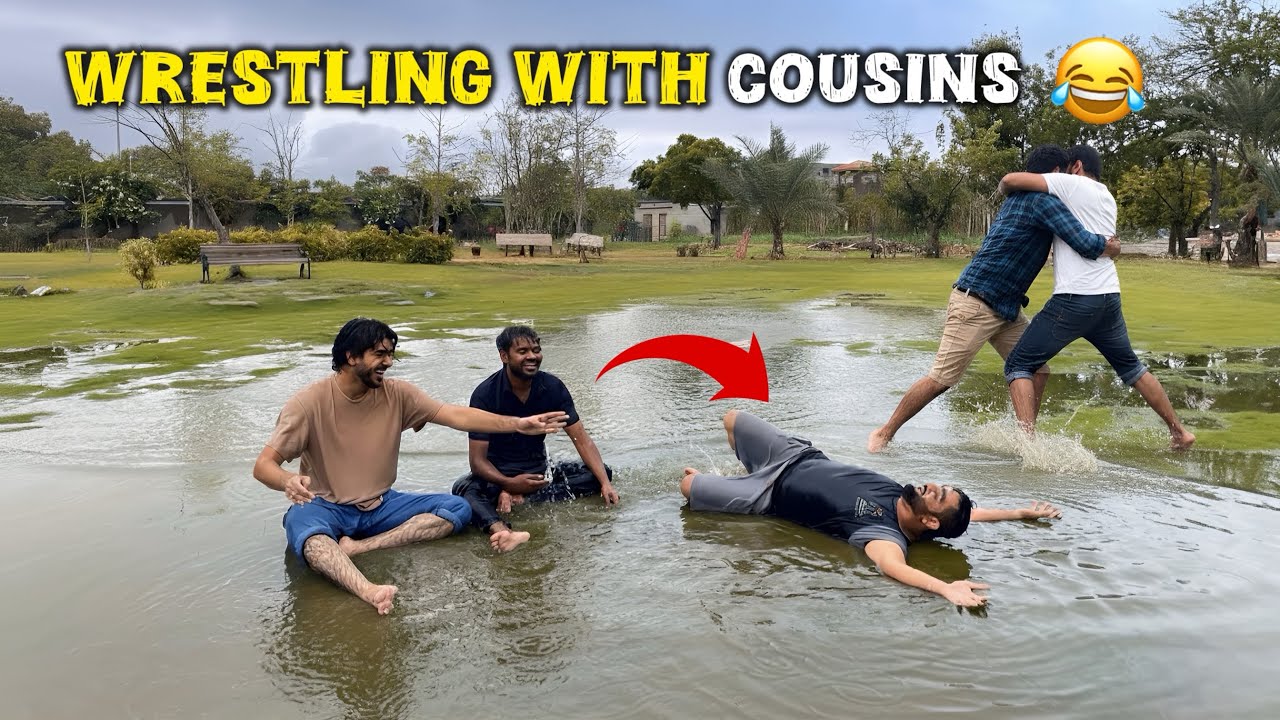 Public Main Sharmnak Saza 😱Cousins Wrestling Fight in Rain 🌧️