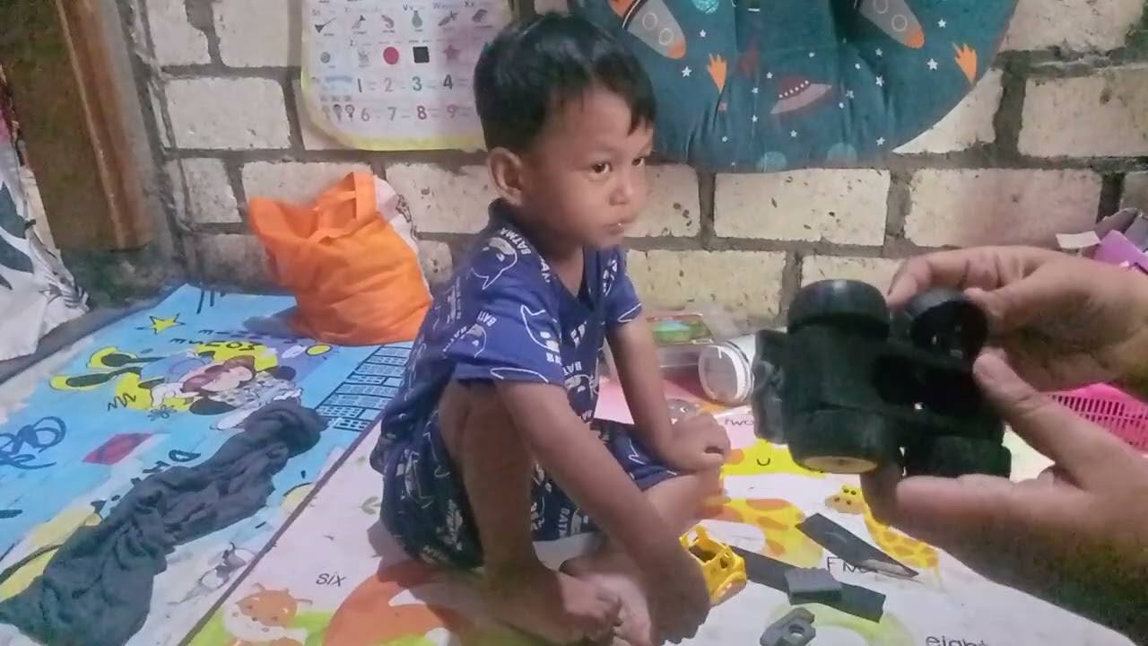 Halo teman-teman kita main bongkar pasang truk mainan sama Dylan yukk