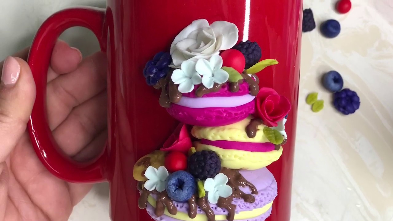 Taza con macarrones  de porcelana fría