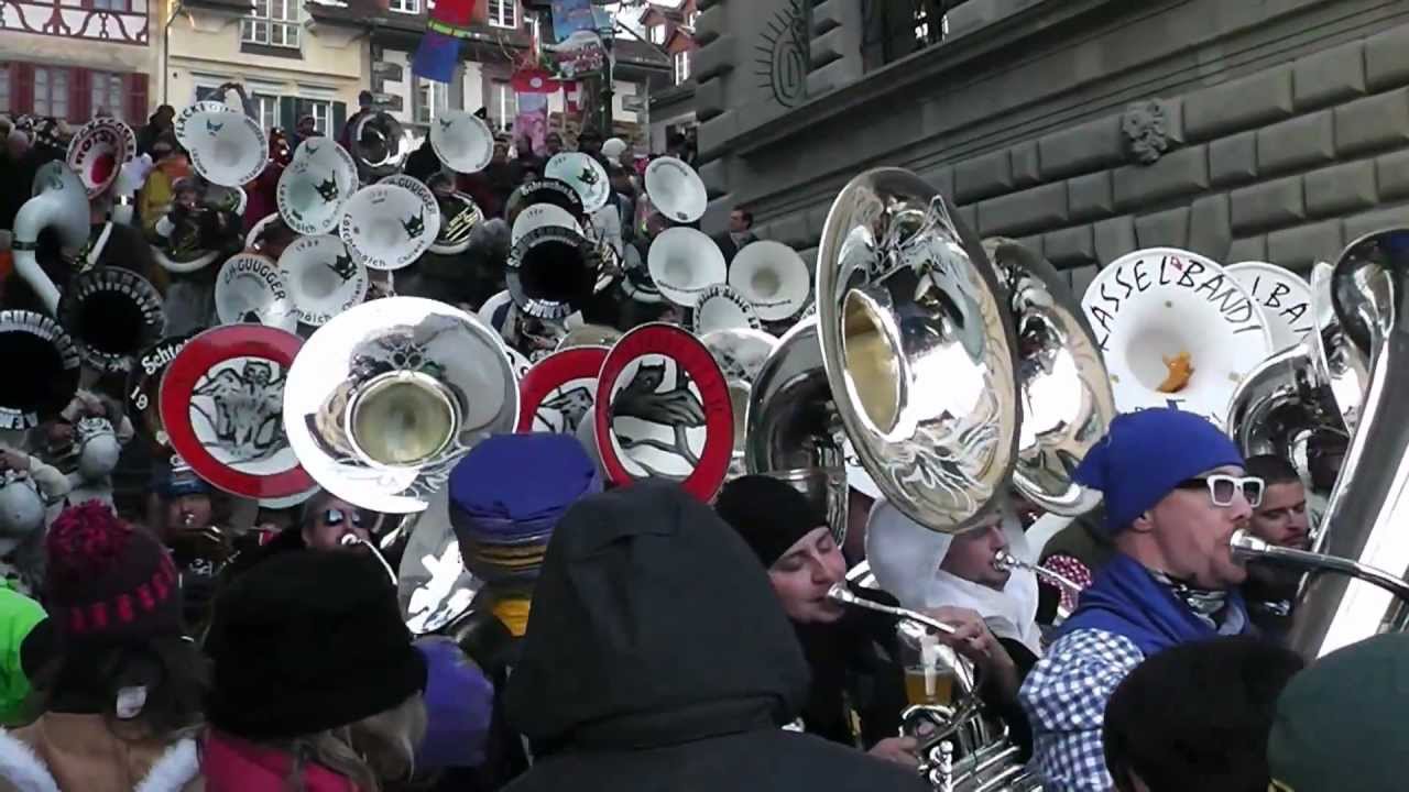Bassisten an der Fasnacht Luzern auf der Rathaustreppe 2013